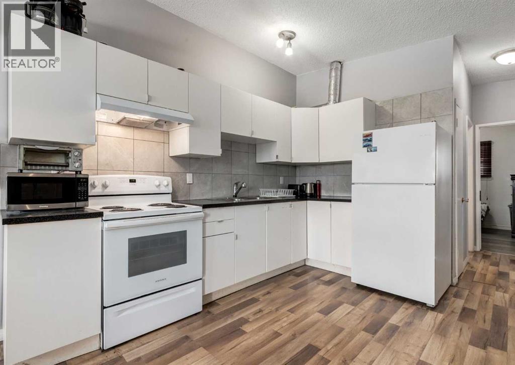 7634 & 7636 22A Street Se, Calgary, AB - Indoor Photo Showing Kitchen