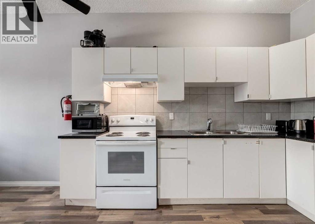 7634 & 7636 22A Street Se, Calgary, AB - Indoor Photo Showing Kitchen With Double Sink