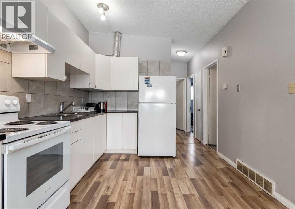 7634 & 7636 22A Street Se, Calgary, AB - Indoor Photo Showing Kitchen