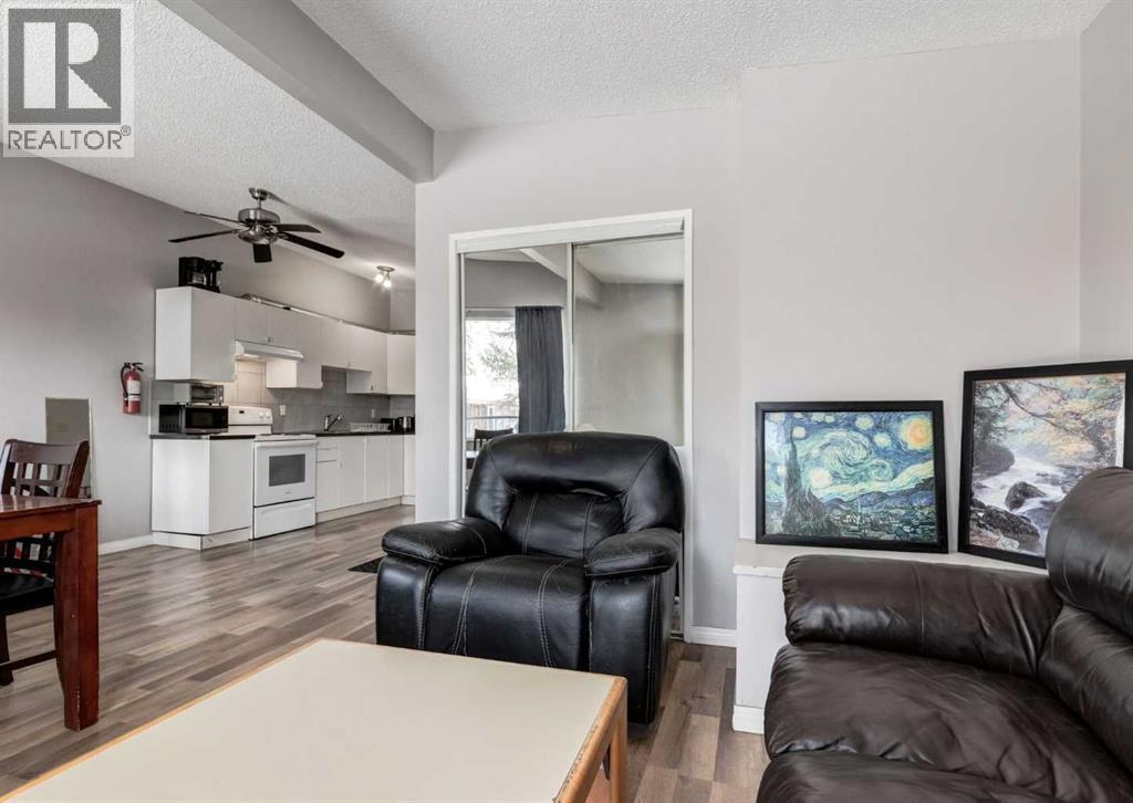 7634 & 7636 22A Street Se, Calgary, AB - Indoor Photo Showing Living Room