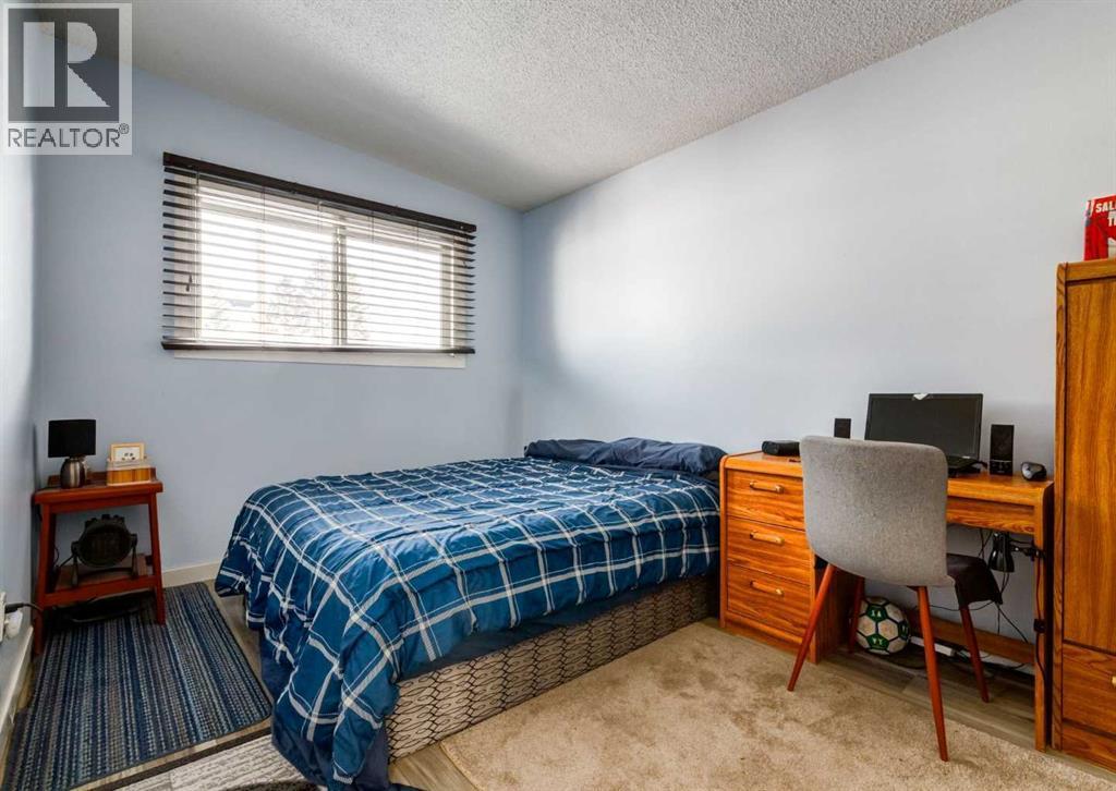 7634 & 7636 22A Street Se, Calgary, AB - Indoor Photo Showing Bedroom