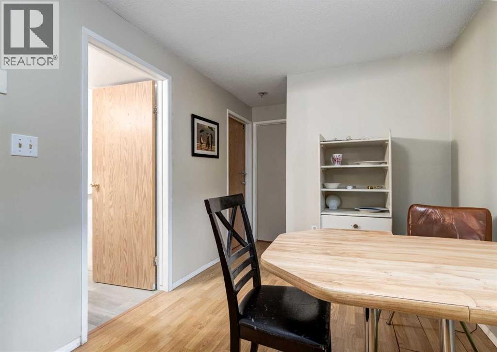 7634 & 7636 22A Street Se, Calgary, AB - Indoor Photo Showing Other Room