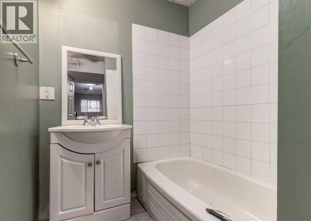 7634 & 7636 22A Street Se, Calgary, AB - Indoor Photo Showing Bathroom