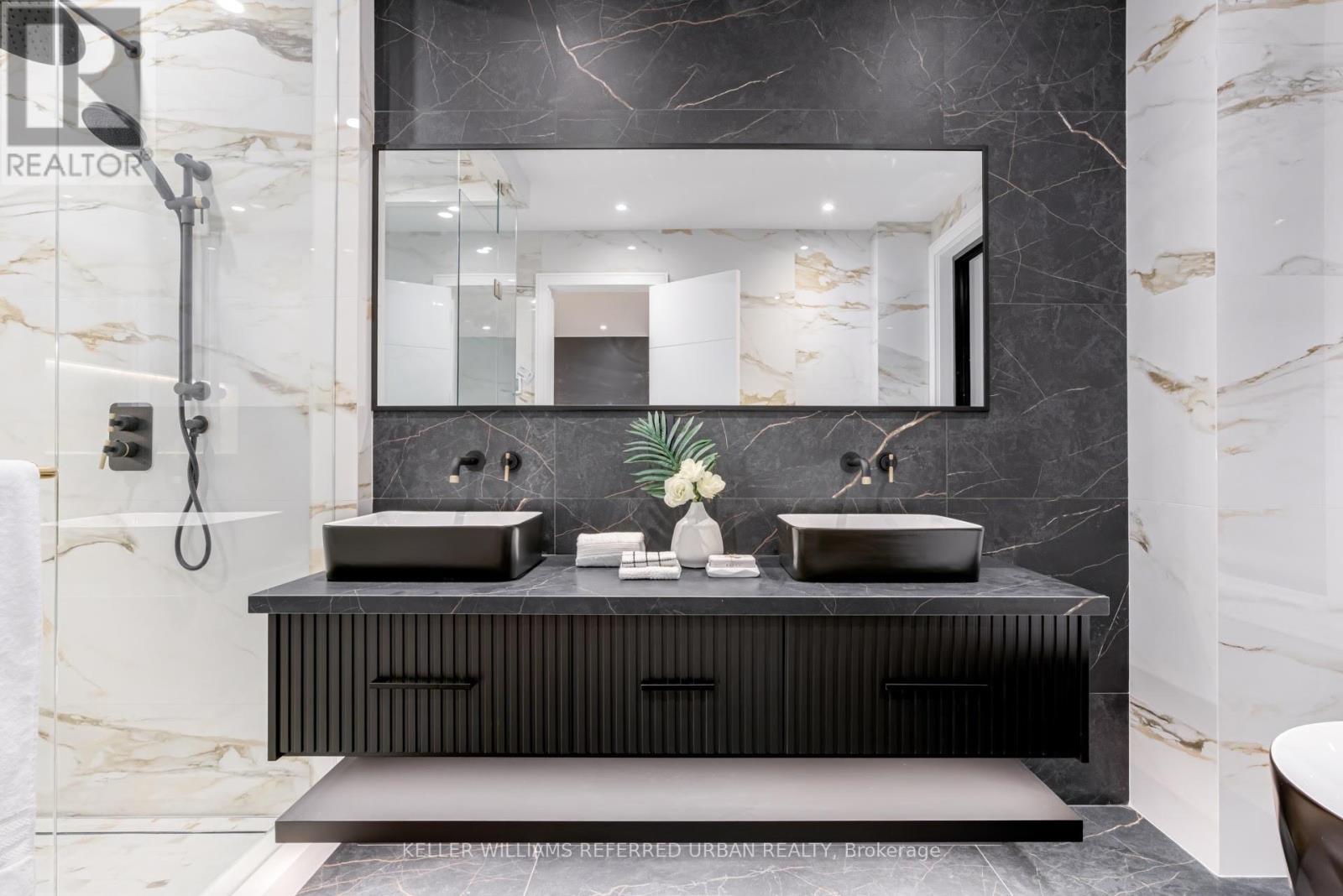 33 Twelfth Street, Toronto, ON - Indoor Photo Showing Bathroom