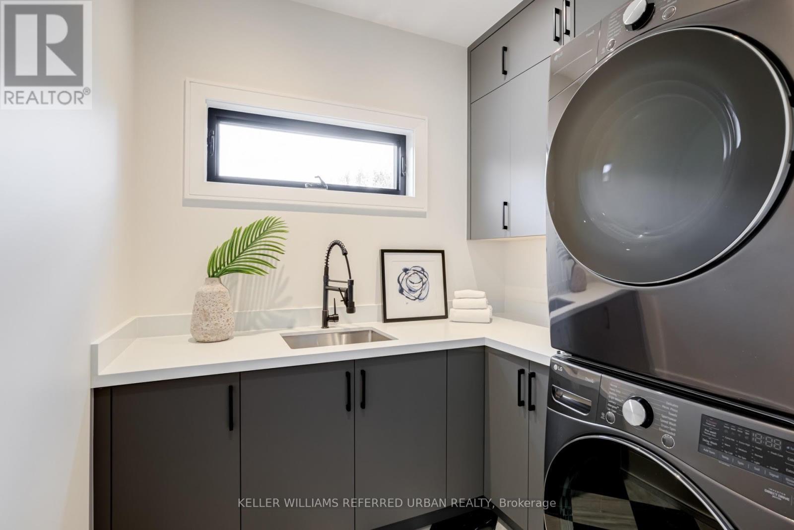 33 Twelfth Street, Toronto, ON - Indoor Photo Showing Laundry Room