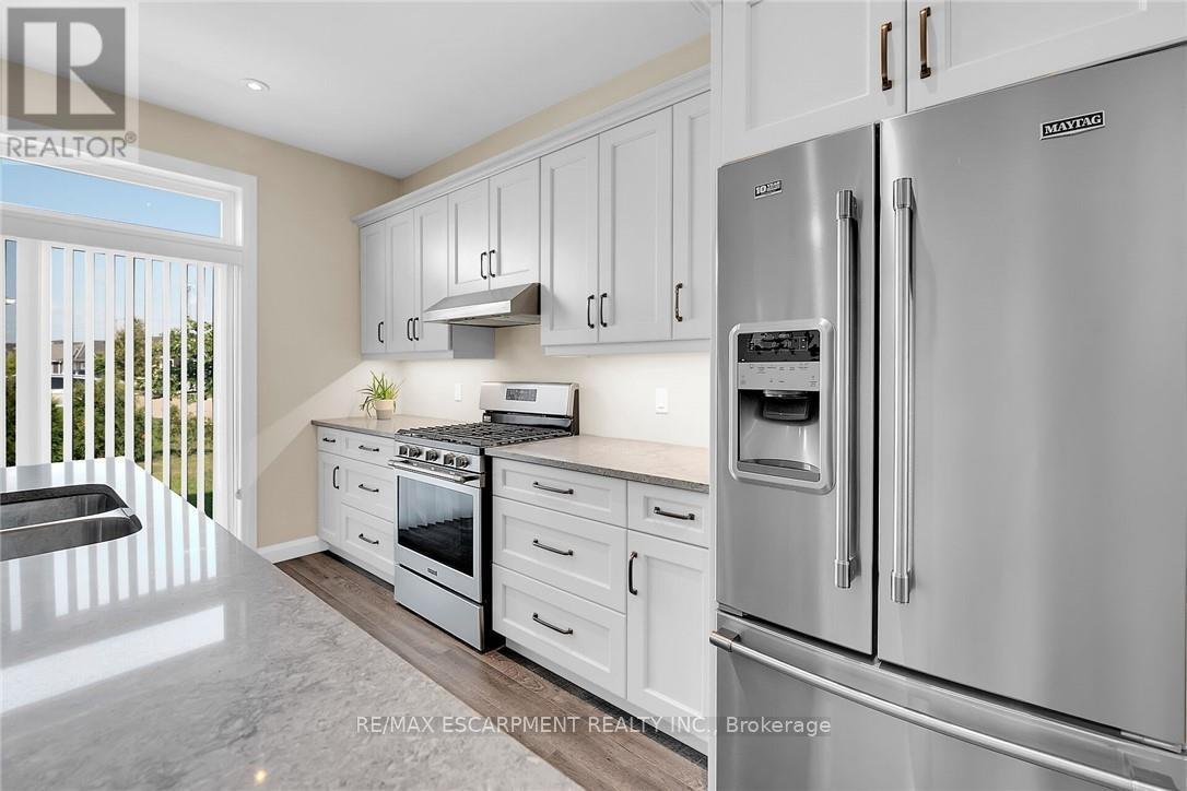 24 - 740 Main Street E, Haldimand, ON - Indoor Photo Showing Kitchen With Double Sink With Upgraded Kitchen