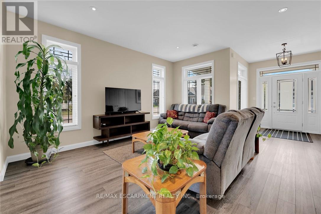24 - 740 Main Street E, Haldimand, ON - Indoor Photo Showing Living Room