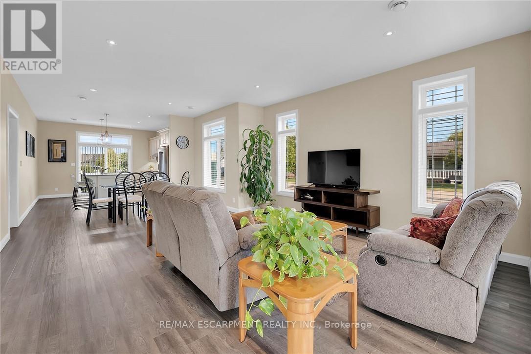 24 - 740 Main Street E, Haldimand, ON - Indoor Photo Showing Living Room