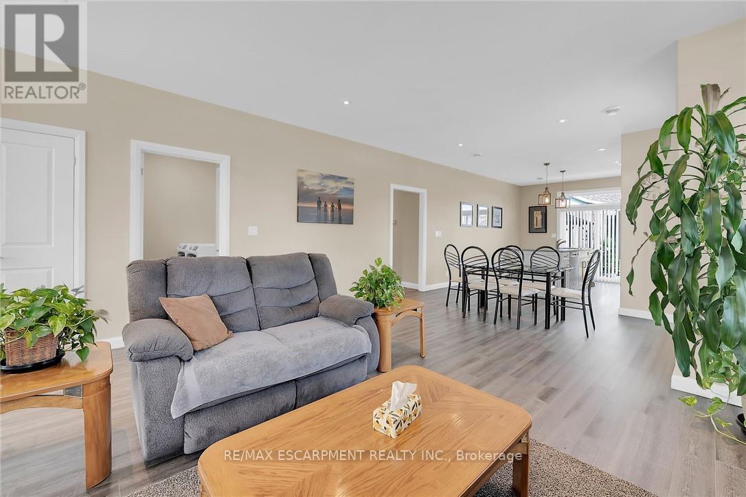 24 - 740 Main Street E, Haldimand, ON - Indoor Photo Showing Living Room