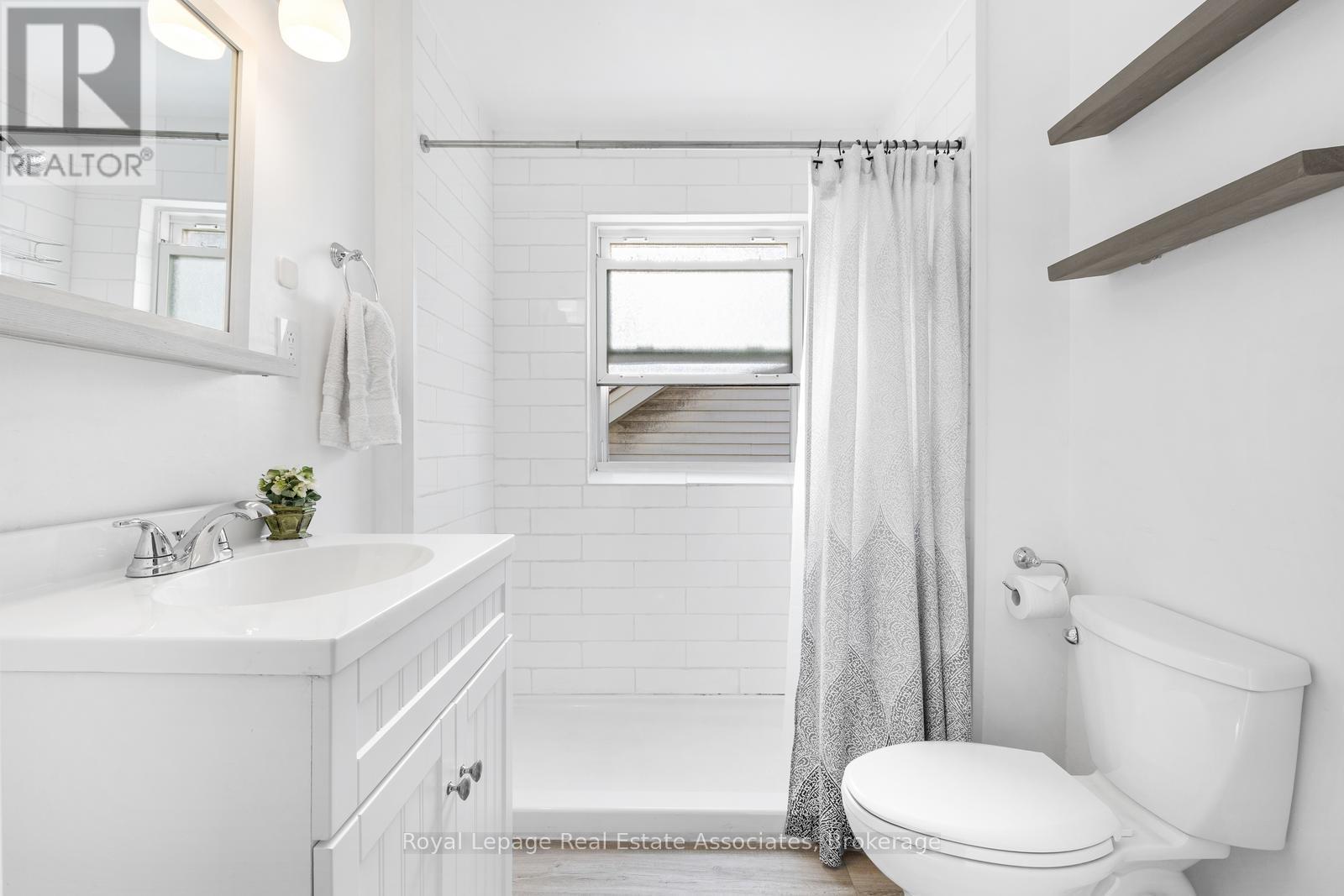 263 Houghton Avenue S, Hamilton, ON - Indoor Photo Showing Bathroom