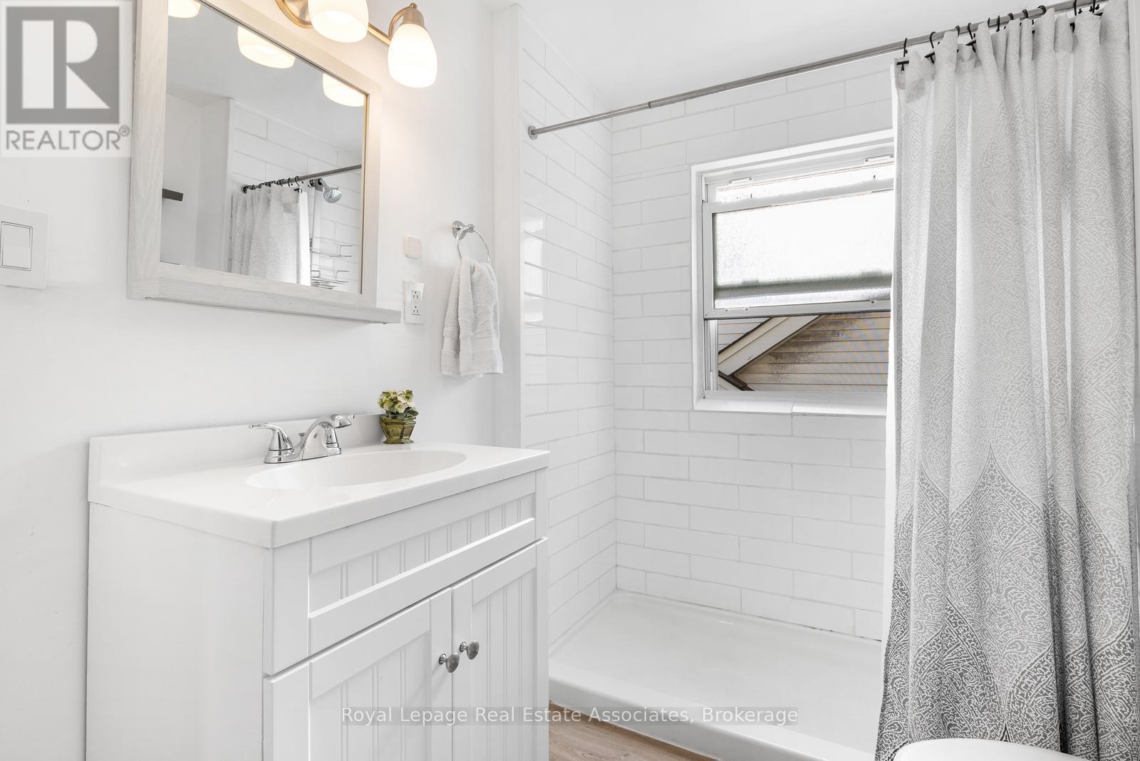 263 Houghton Avenue S, Hamilton, ON - Indoor Photo Showing Bathroom