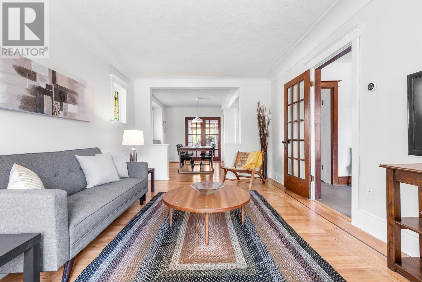 263 Houghton Avenue S, Hamilton, ON - Indoor Photo Showing Living Room