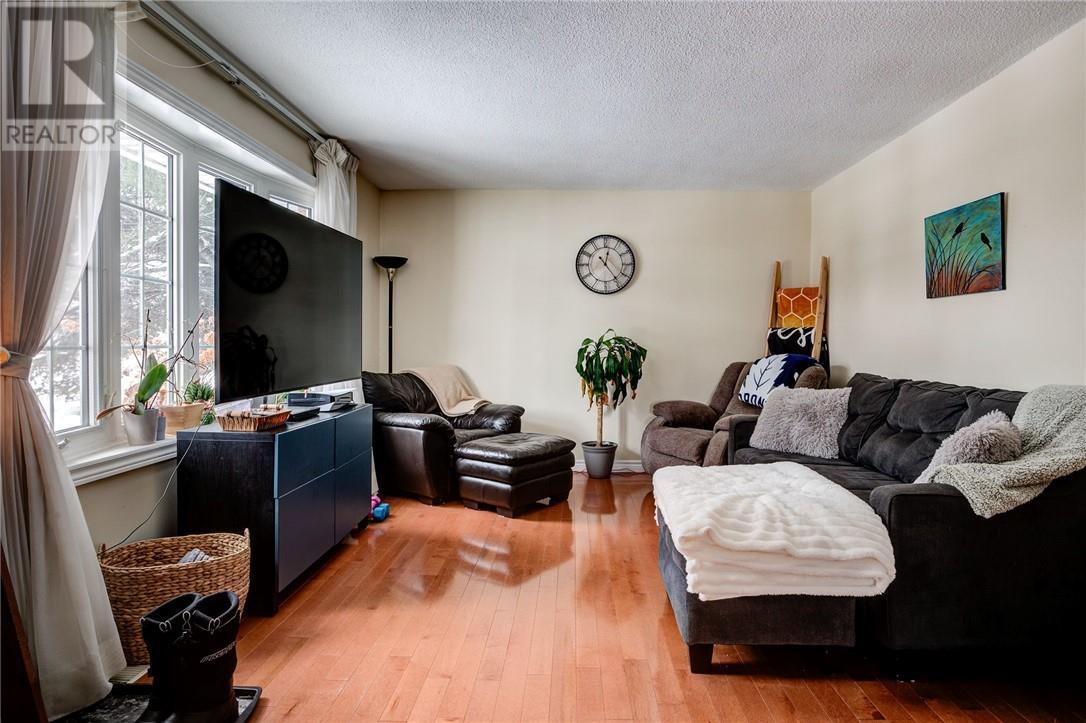 5780 Hwy 69 North, Hanmer, ON - Indoor Photo Showing Living Room