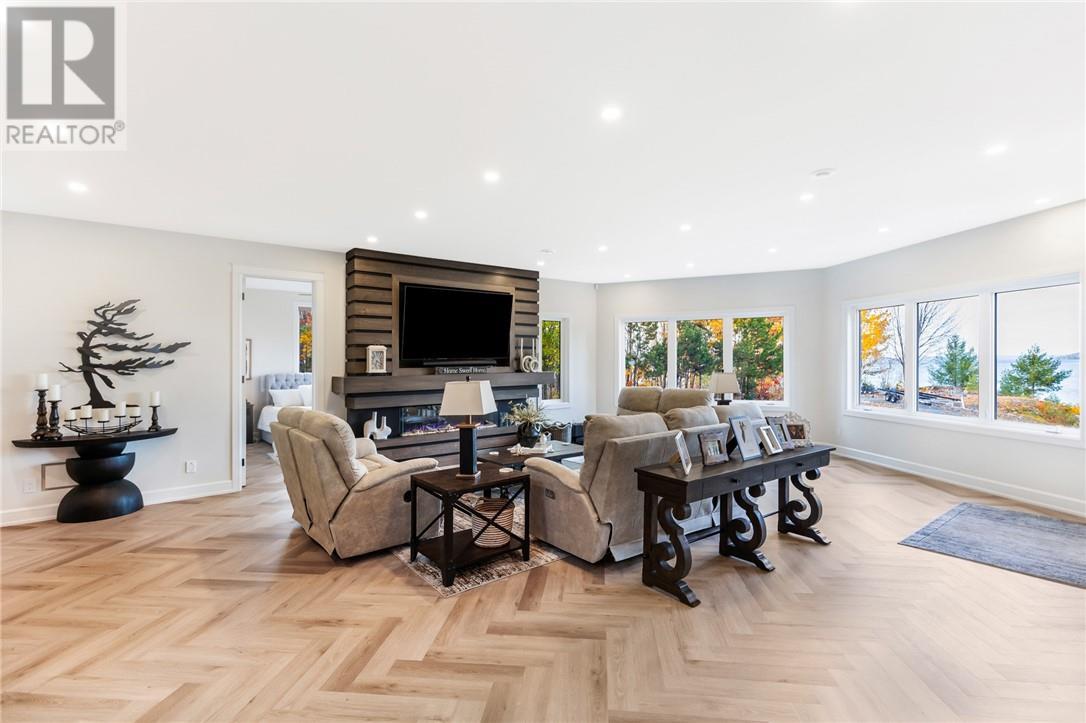 20 Breezehill Road, Skead, ON - Indoor Photo Showing Living Room