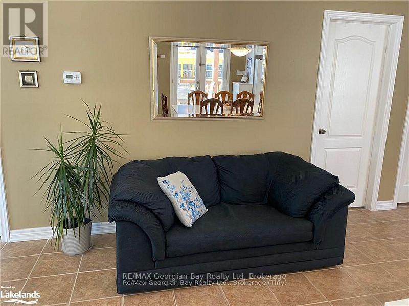 139 Trout Lane, Tiny, ON - Indoor Photo Showing Living Room