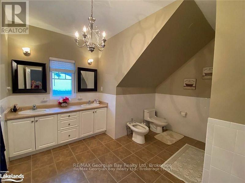 139 Trout Lane, Tiny, ON - Indoor Photo Showing Bathroom