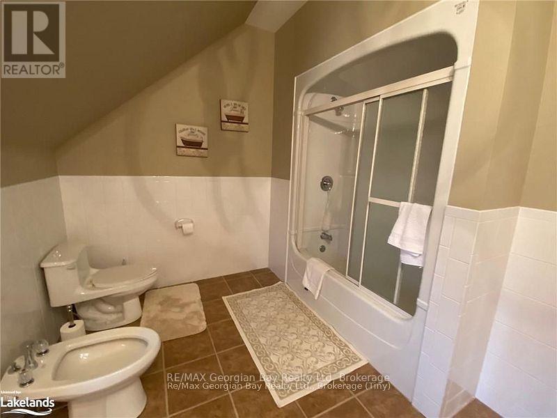 139 Trout Lane, Tiny, ON - Indoor Photo Showing Bathroom