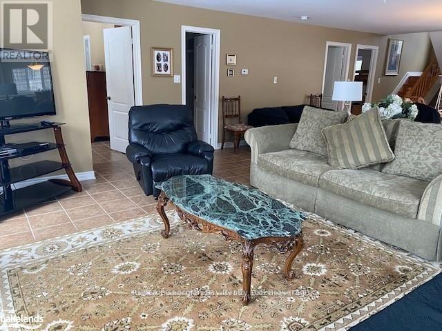 139 Trout Lane, Tiny, ON - Indoor Photo Showing Living Room