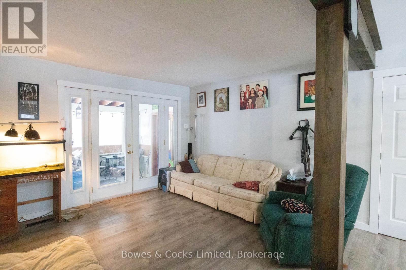 1052 Estates Road, Highlands East (Bicroft Ward), ON - Indoor Photo Showing Living Room