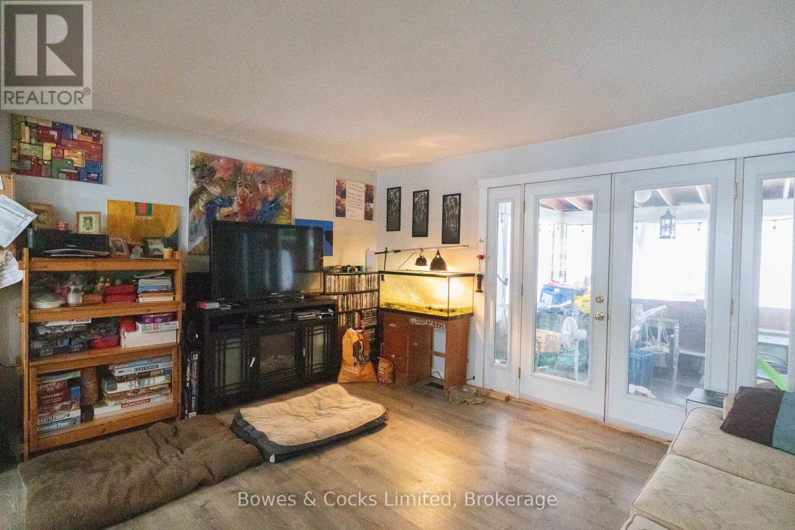 1052 Estates Road, Highlands East (Bicroft Ward), ON - Indoor Photo Showing Living Room