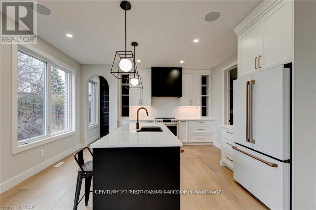 129 Aspen Circle, Thames Centre (Thorndale), ON - Indoor Photo Showing Kitchen With Upgraded Kitchen