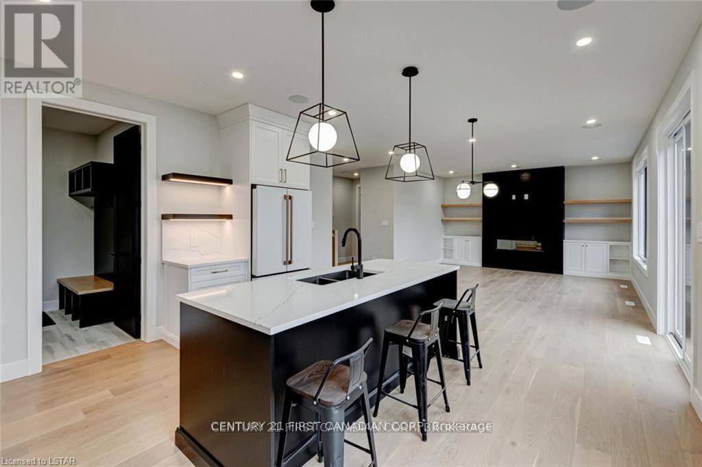 129 Aspen Circle, Thames Centre (Thorndale), ON - Indoor Photo Showing Kitchen With Double Sink With Upgraded Kitchen