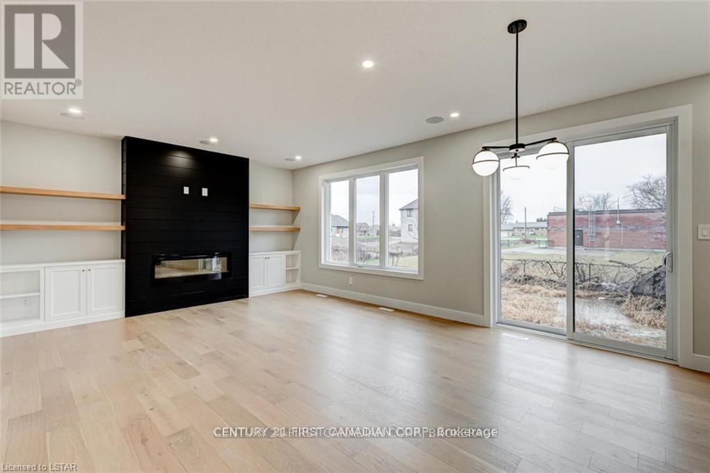 129 Aspen Circle, Thames Centre (Thorndale), ON - Indoor Photo Showing Living Room With Fireplace