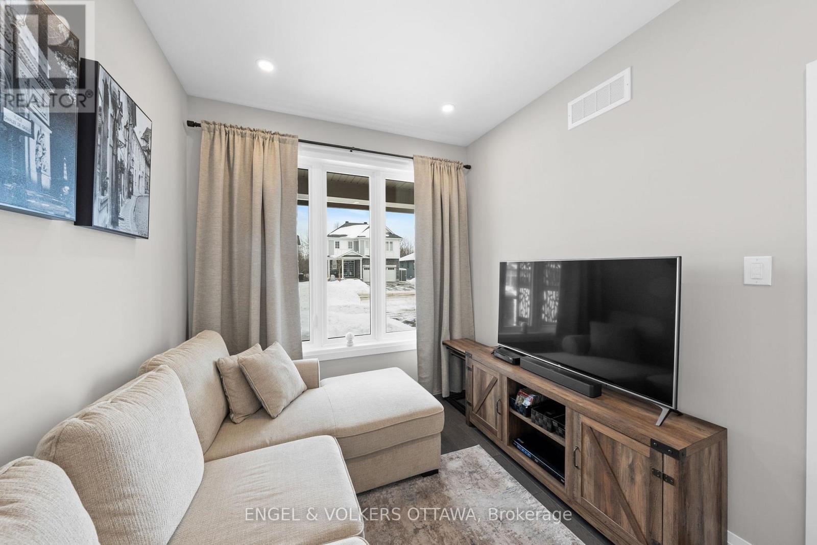 221 Blackhorse Drive, North Grenville, ON - Indoor Photo Showing Living Room