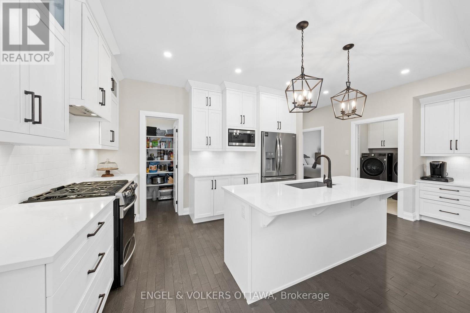 221 Blackhorse Drive, North Grenville, ON - Indoor Photo Showing Kitchen With Upgraded Kitchen