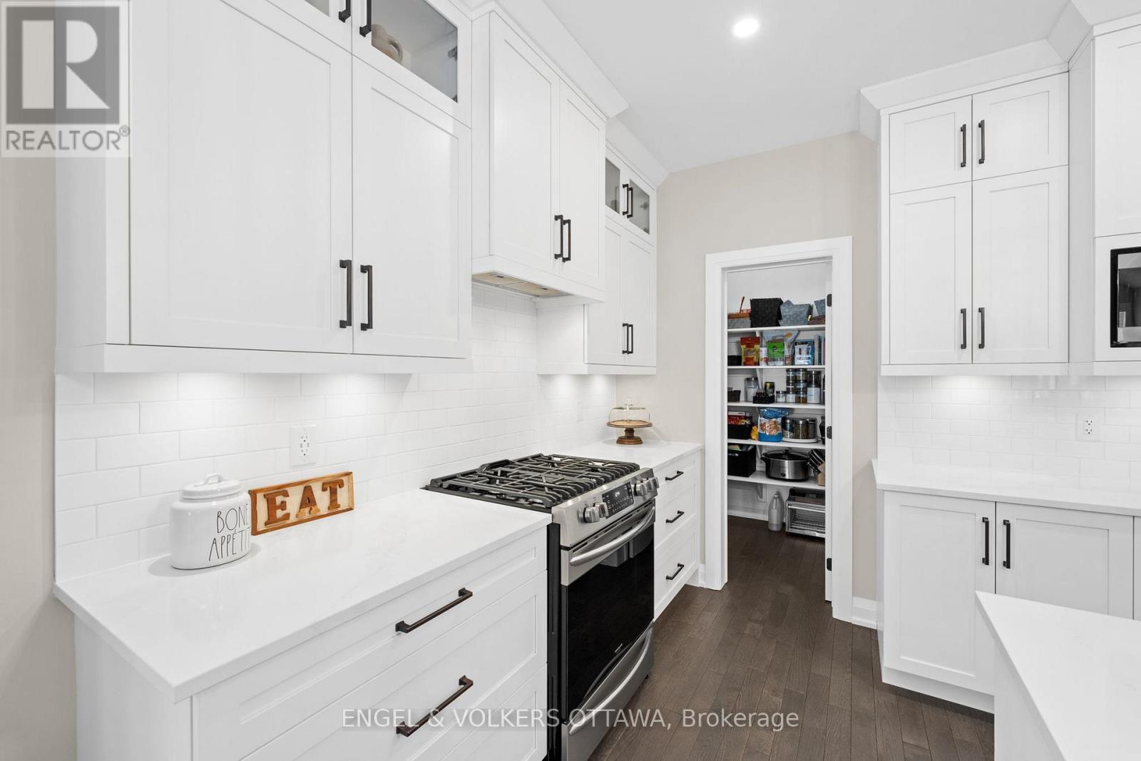 221 Blackhorse Drive, North Grenville, ON - Indoor Photo Showing Kitchen With Upgraded Kitchen