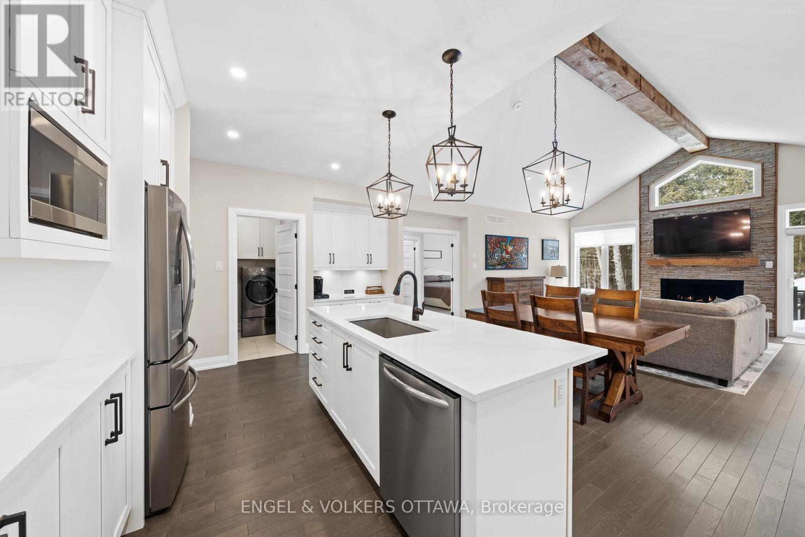 221 Blackhorse Drive, North Grenville, ON - Indoor Photo Showing Kitchen With Upgraded Kitchen