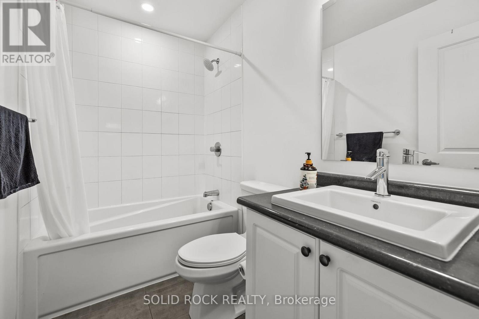 153 Hawkshaw Crescent E, Ottawa, ON - Indoor Photo Showing Bathroom