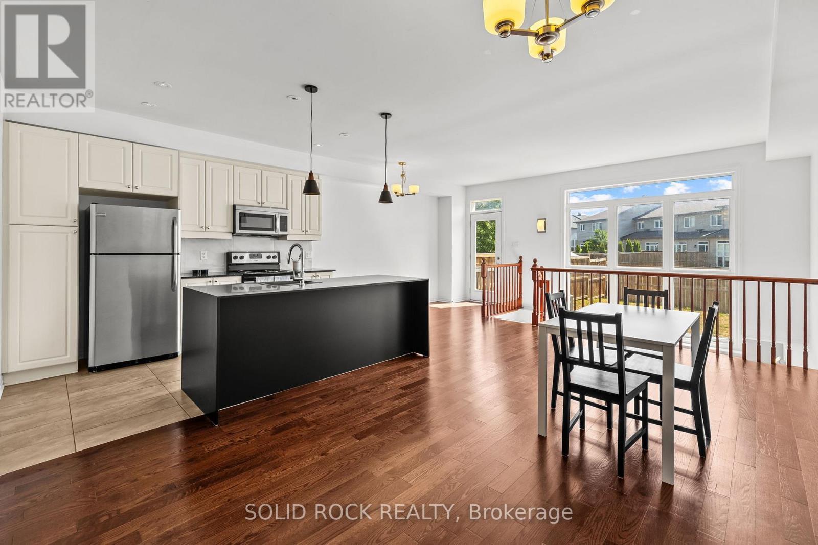 153 Hawkshaw Crescent E, Ottawa, ON - Indoor Photo Showing Kitchen With Upgraded Kitchen