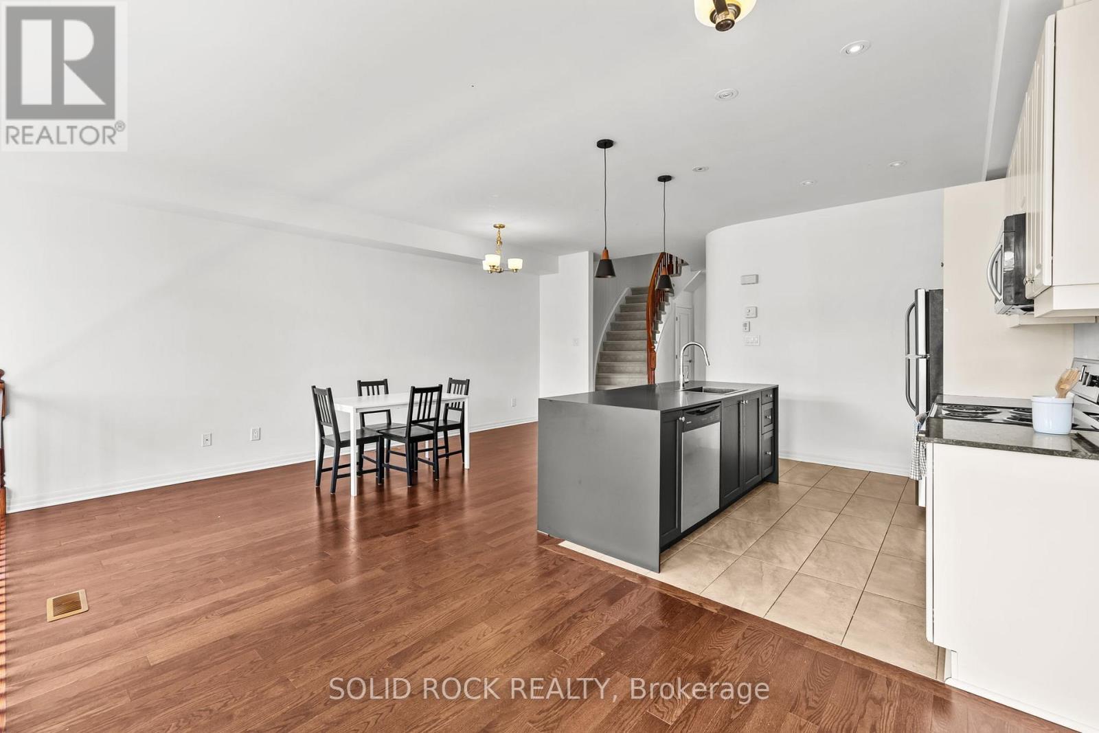 153 Hawkshaw Crescent E, Ottawa, ON - Indoor Photo Showing Kitchen