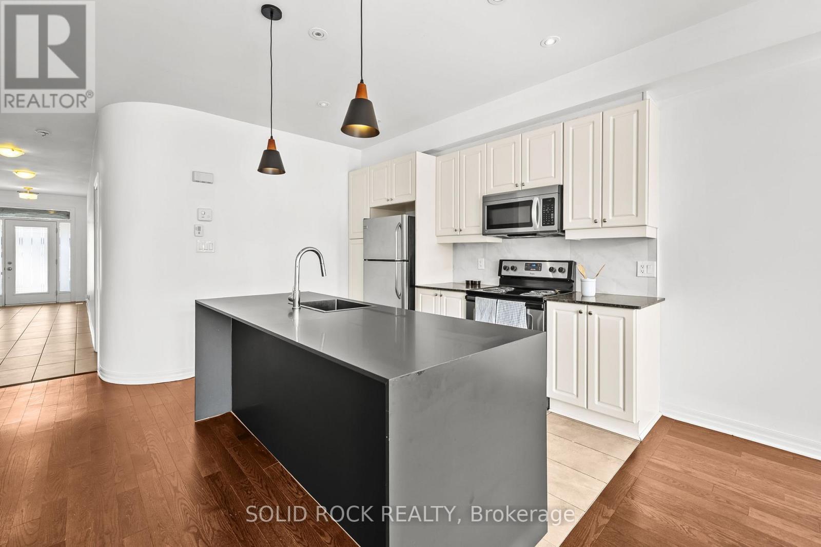 153 Hawkshaw Crescent E, Ottawa, ON - Indoor Photo Showing Kitchen