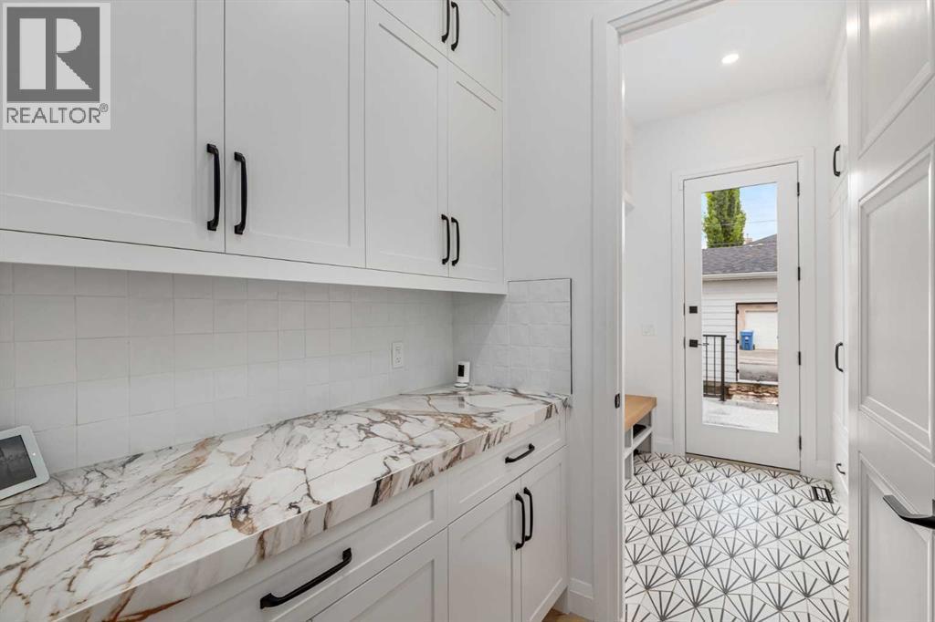 2032 41 Avenue Sw, Calgary, AB - Indoor