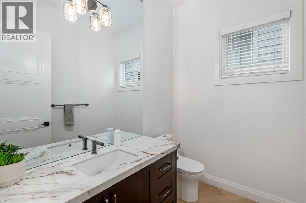 2032 41 Avenue Sw, Calgary, AB - Indoor Photo Showing Bathroom
