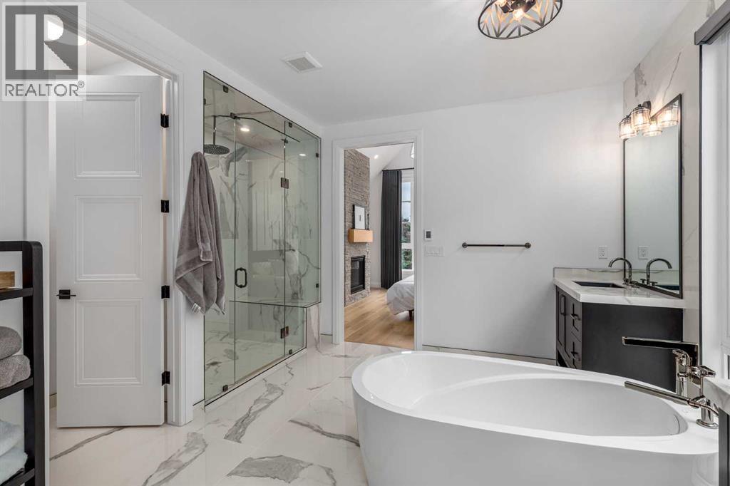 2032 41 Avenue Sw, Calgary, AB - Indoor Photo Showing Bathroom