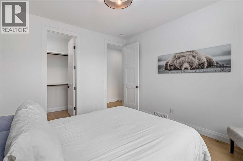 2032 41 Avenue Sw, Calgary, AB - Indoor Photo Showing Bedroom