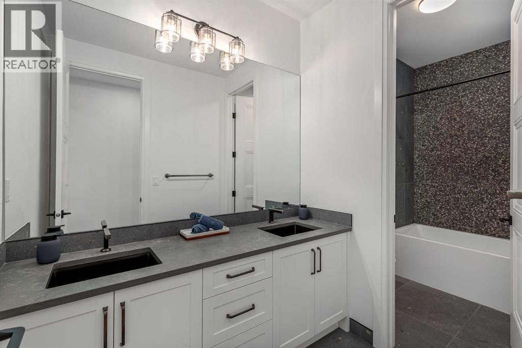 2032 41 Avenue Sw, Calgary, AB - Indoor Photo Showing Bathroom