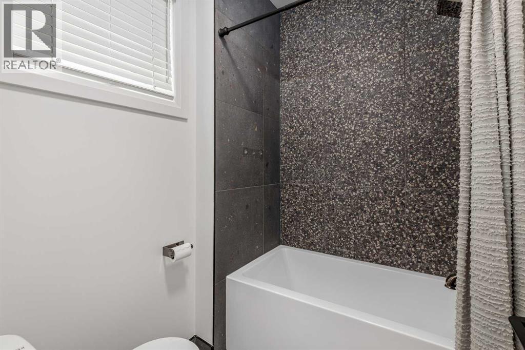 2032 41 Avenue Sw, Calgary, AB - Indoor Photo Showing Bathroom