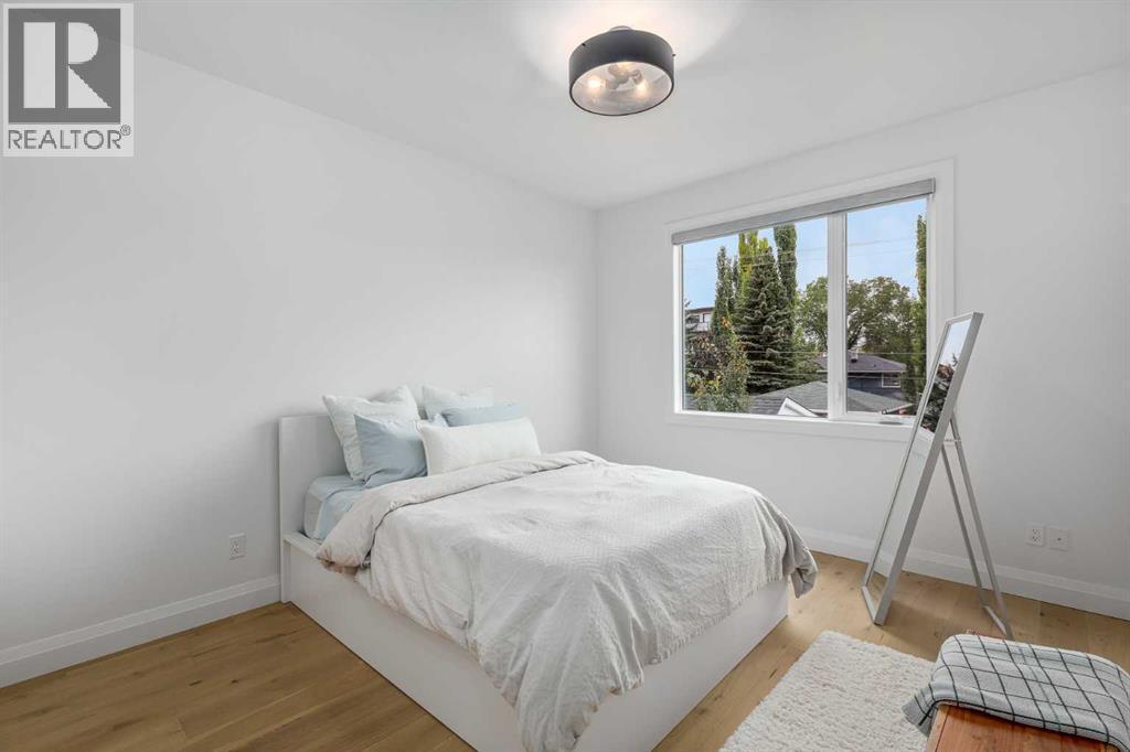 2032 41 Avenue Sw, Calgary, AB - Indoor Photo Showing Bedroom