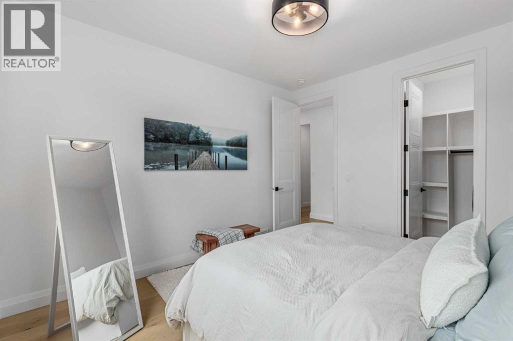 2032 41 Avenue Sw, Calgary, AB - Indoor Photo Showing Bedroom