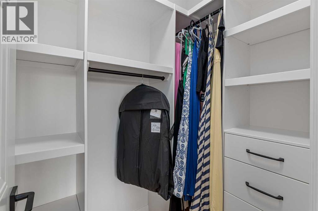 2032 41 Avenue Sw, Calgary, AB - Indoor With Storage