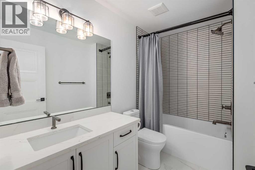 2032 41 Avenue Sw, Calgary, AB - Indoor Photo Showing Bathroom