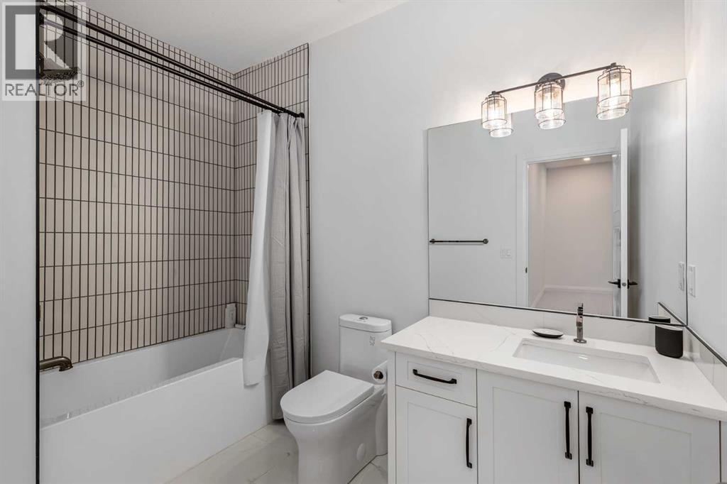 2032 41 Avenue Sw, Calgary, AB - Indoor Photo Showing Bathroom