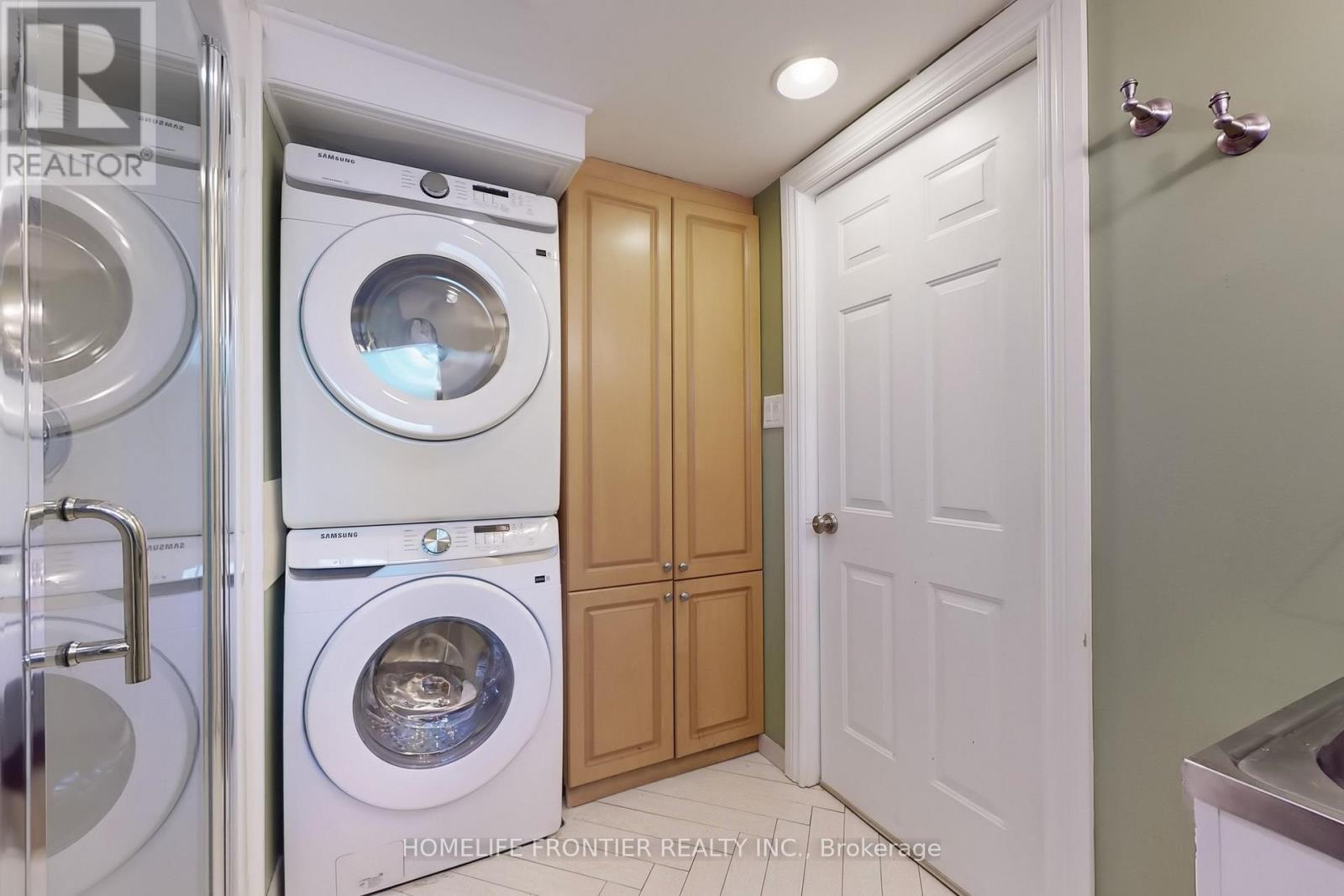 40 Delta Crescent, East Gwillimbury, ON - Indoor Photo Showing Laundry Room