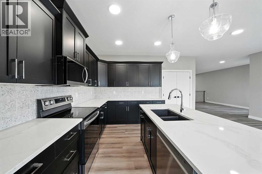 25 Murphy Close, Blackfalds, AB - Indoor Photo Showing Kitchen With Double Sink With Upgraded Kitchen