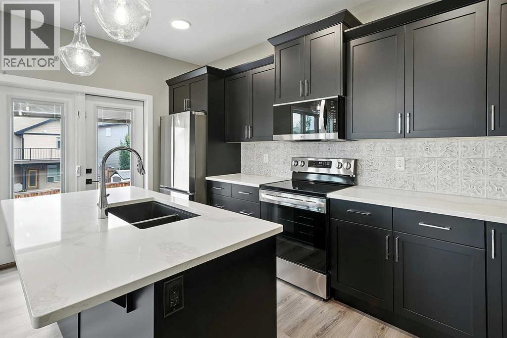 25 Murphy Close, Blackfalds, AB - Indoor Photo Showing Kitchen With Double Sink With Upgraded Kitchen