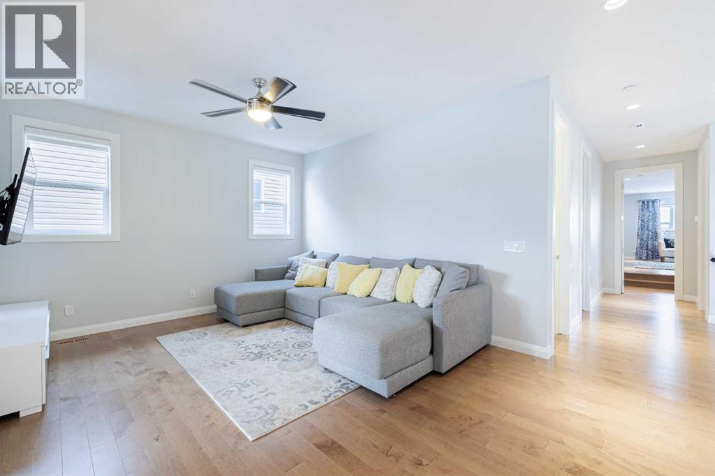 155 Crestridge Hill Sw, Calgary, AB - Indoor Photo Showing Living Room